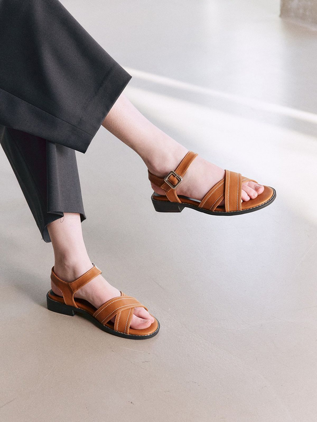 모이지(MOIJI) EO2605 RUNE Buckle Sandal(3color)