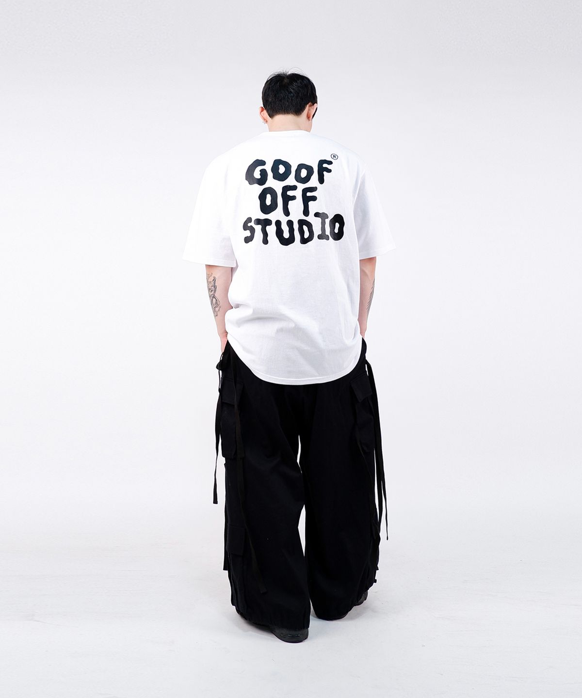 구프오프스튜디오(GOOFOFFSTUDIO) GOFS 메인 로고 티셔츠 화이트 ( 블랙 )