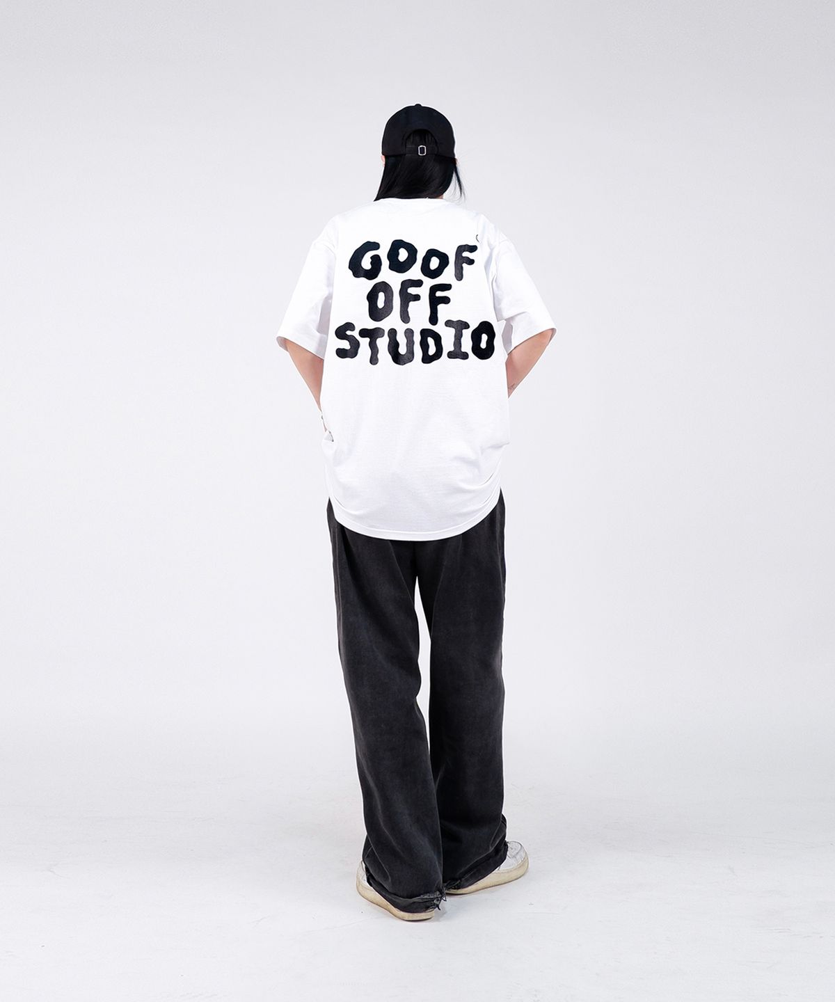 구프오프스튜디오(GOOFOFFSTUDIO) GOFS 메인 로고 티셔츠 화이트 ( 블랙 )