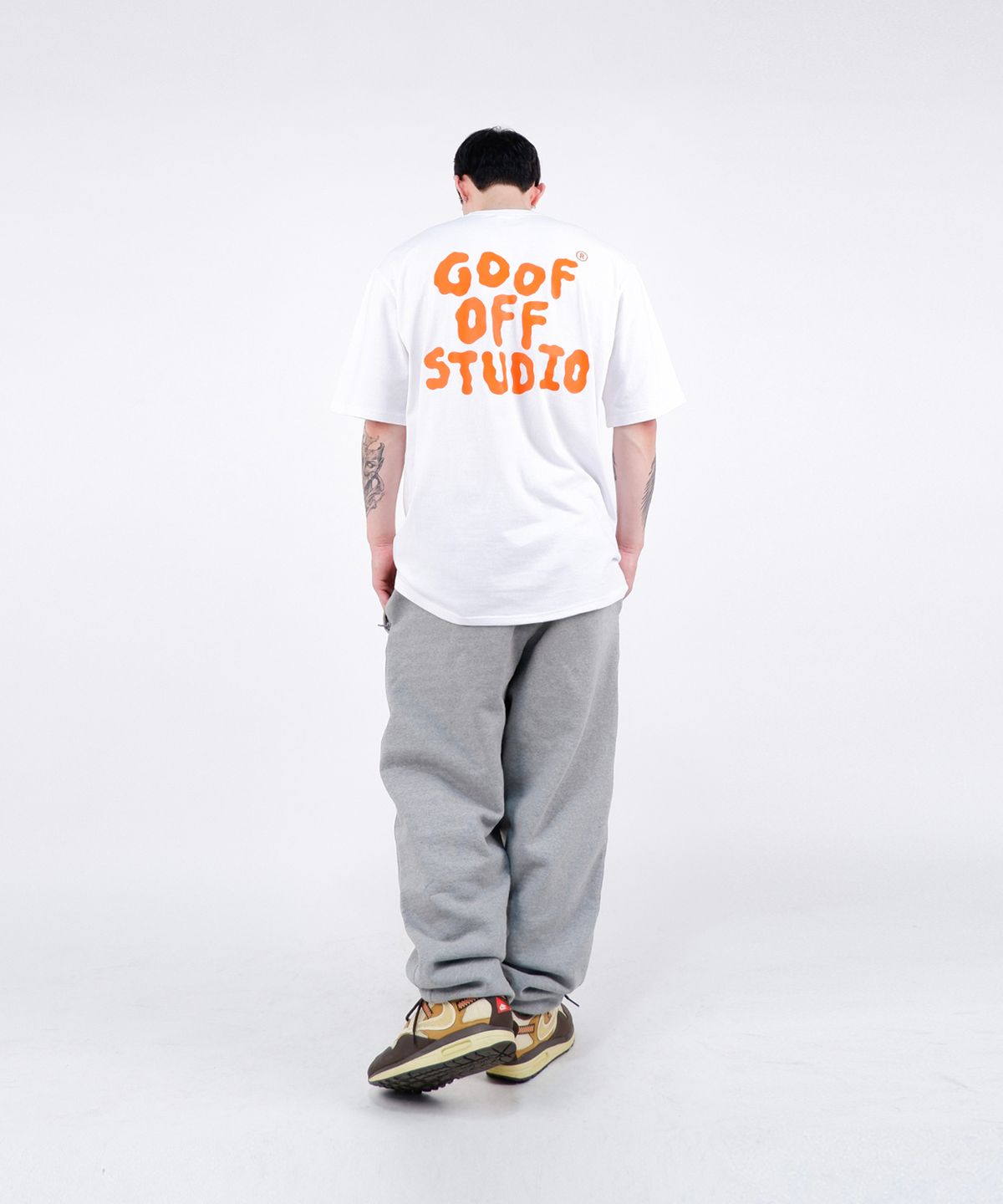 구프오프스튜디오(GOOFOFFSTUDIO) GOFS 메인 로고 티셔츠 화이트 ( 오렌지 )