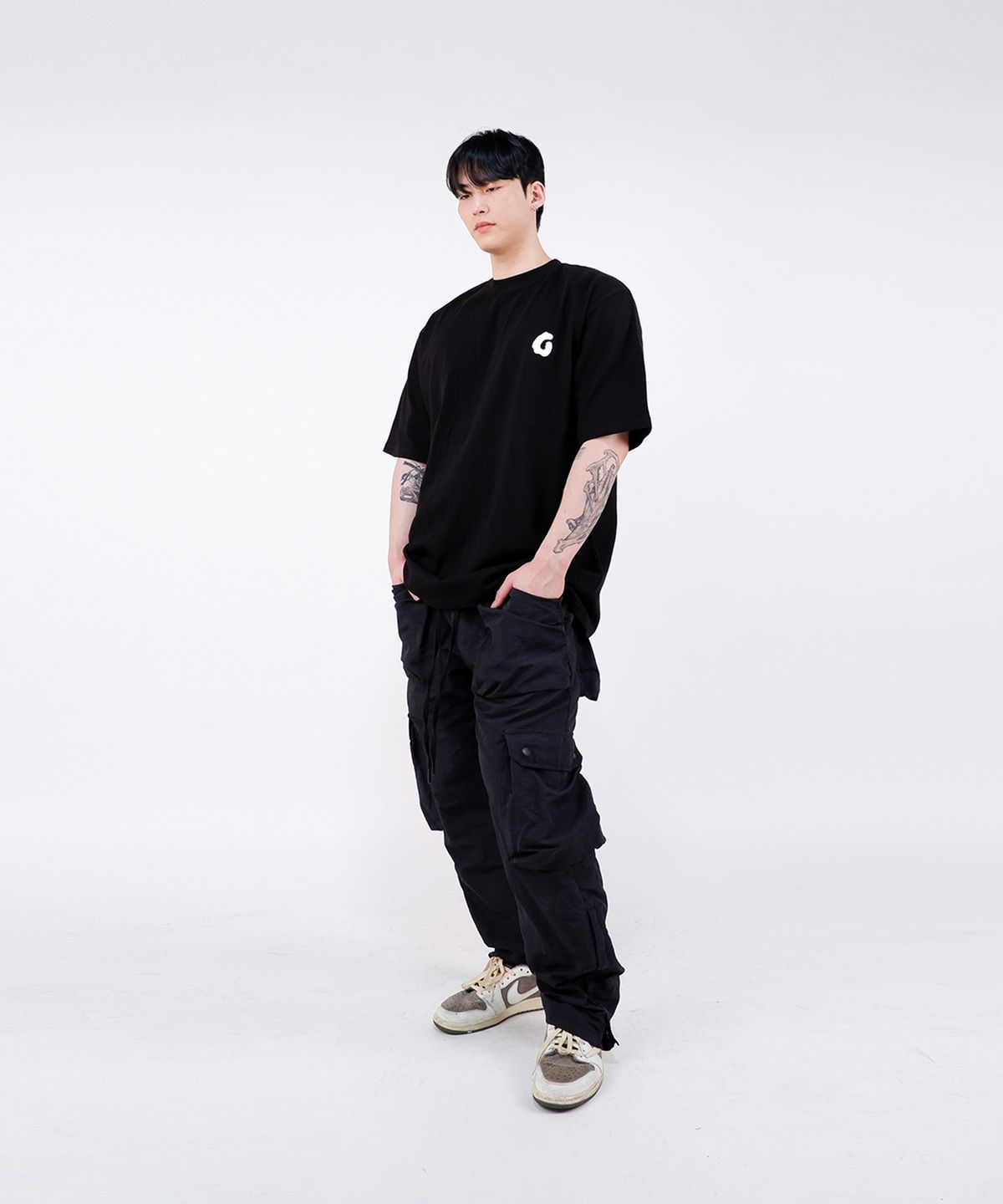 구프오프스튜디오(GOOFOFFSTUDIO) GOFS 메인 로고 티셔츠 블랙 ( 화이트 )