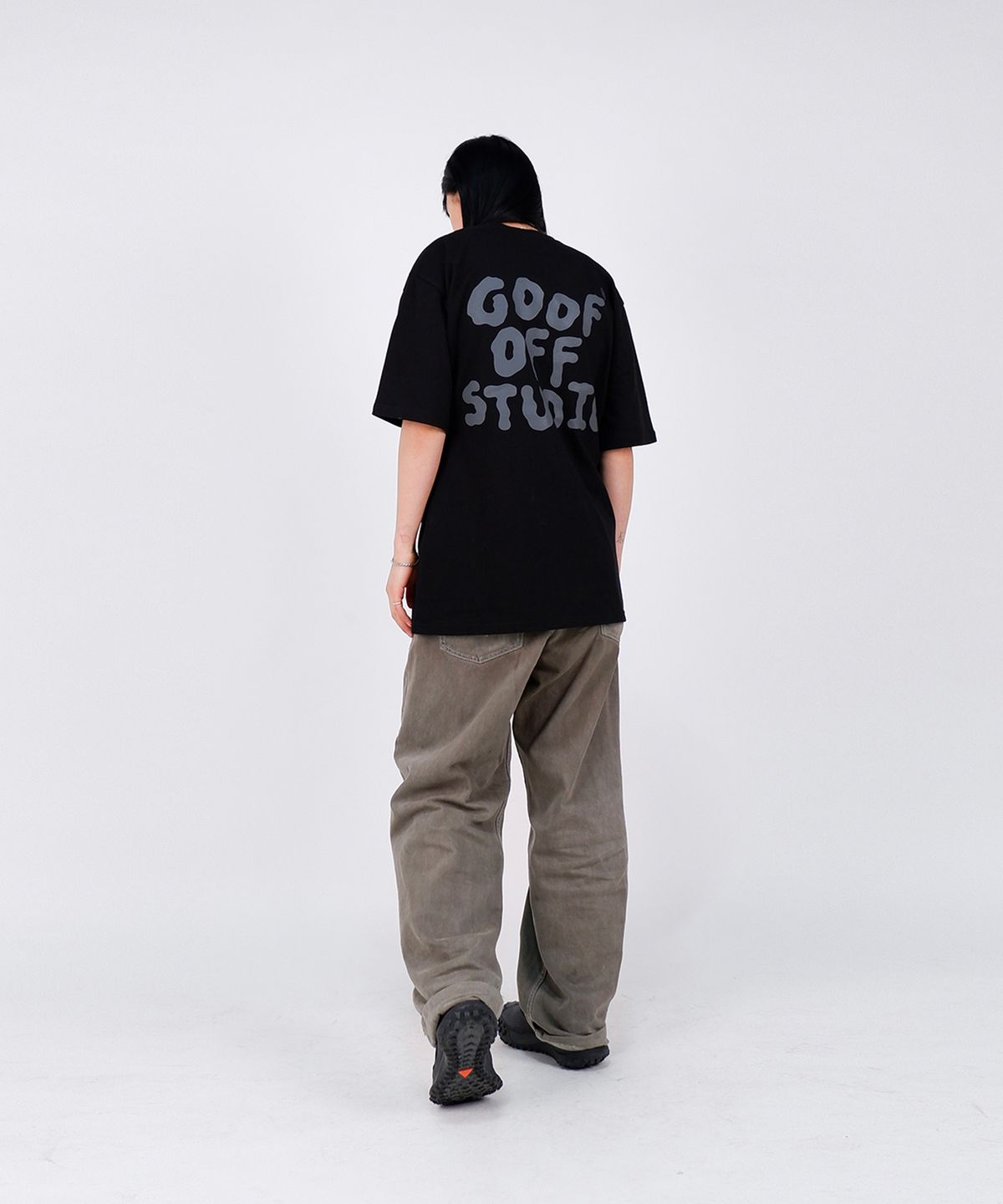 구프오프스튜디오(GOOFOFFSTUDIO) GOFS 메인 로고 티셔츠 블랙 ( 그레이 )