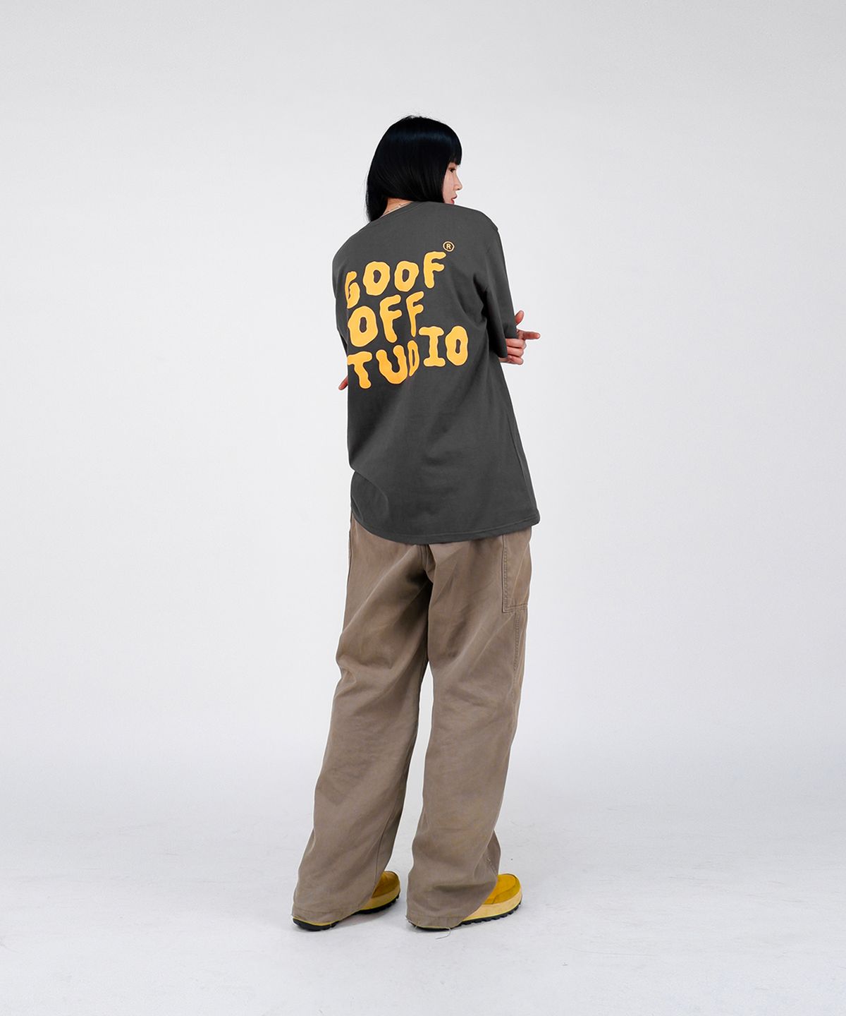 구프오프스튜디오(GOOFOFFSTUDIO) GOFS 메인 로고 티셔츠 챠콜