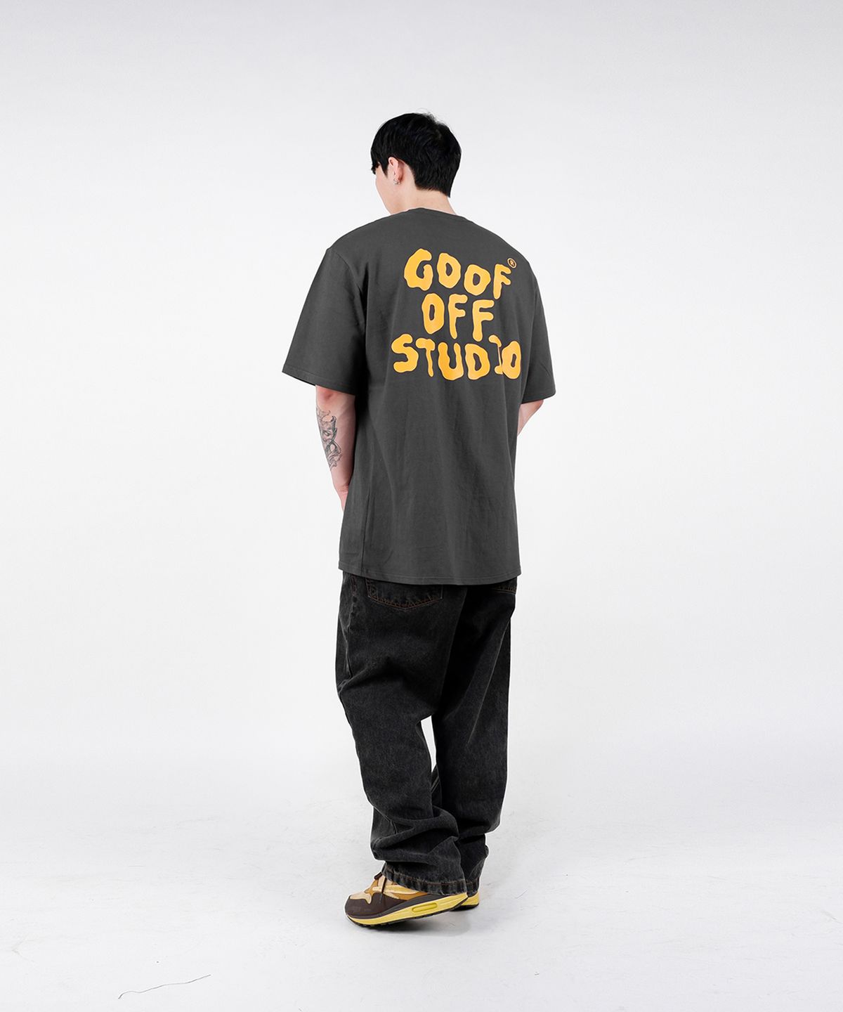 구프오프스튜디오(GOOFOFFSTUDIO) GOFS 메인 로고 티셔츠 챠콜