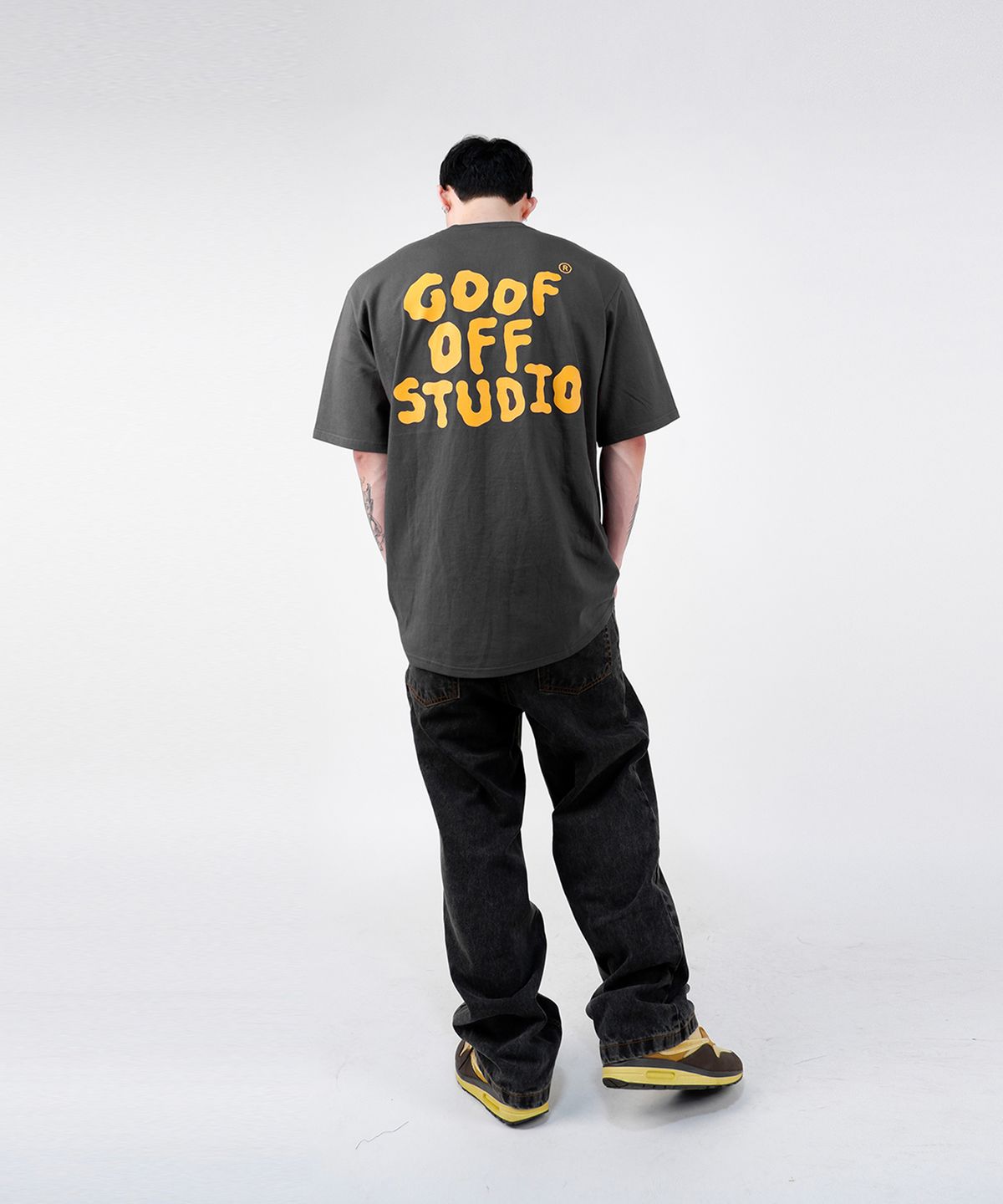 구프오프스튜디오(GOOFOFFSTUDIO) GOFS 메인 로고 티셔츠 챠콜