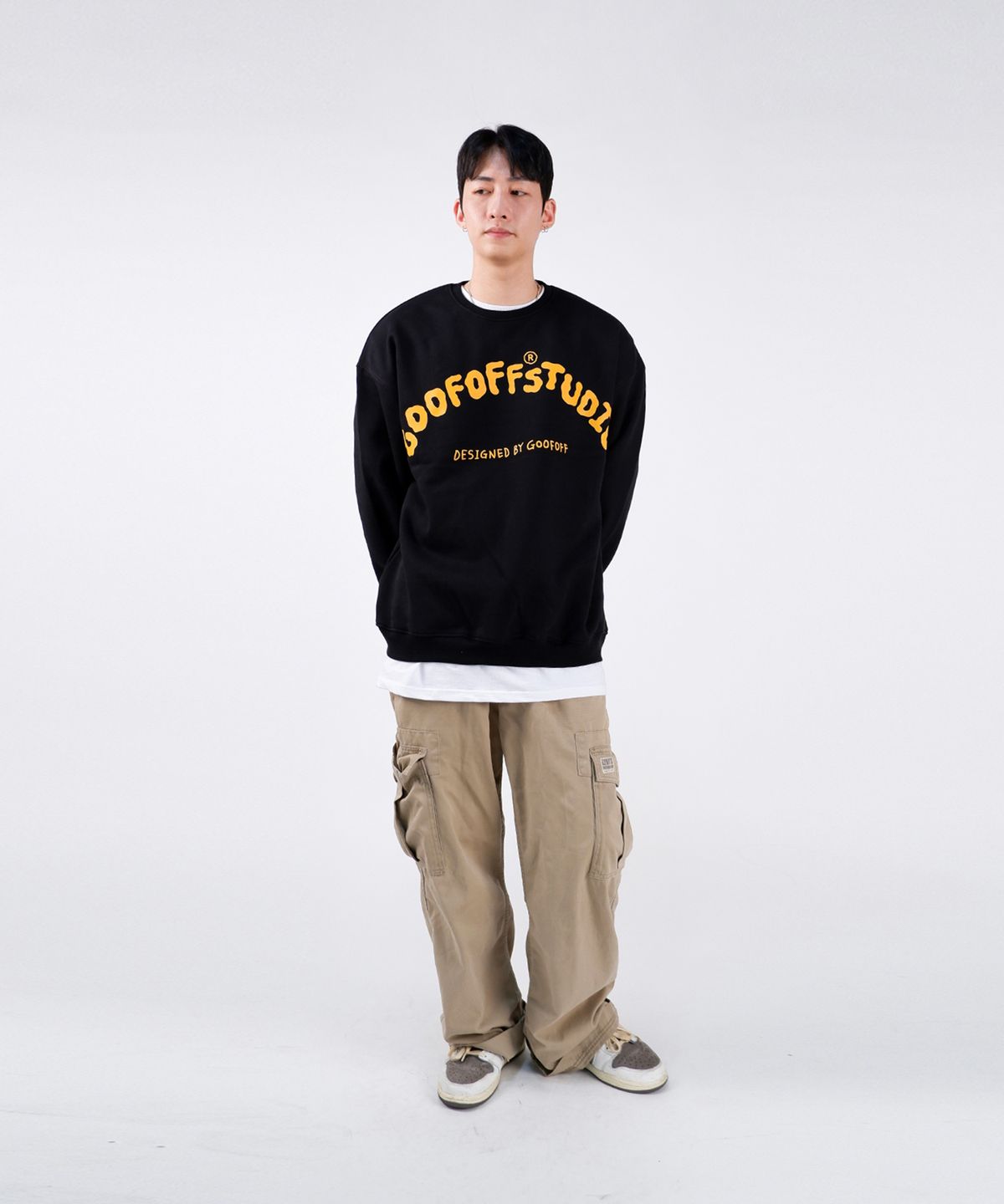 구프오프스튜디오(GOOFOFFSTUDIO) GOFS 로고 스웻 셔츠 - 블랙