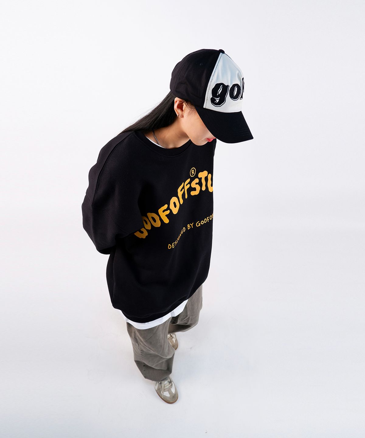 구프오프스튜디오(GOOFOFFSTUDIO) GOFS 로고 스웻 셔츠 - 블랙
