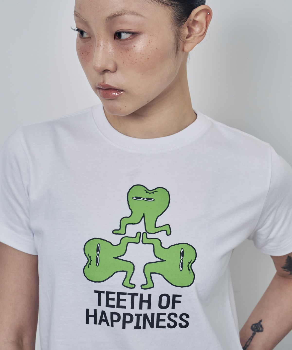 루저스클럽(LOSERS CLUB) TEETH OF HAPPINESS 클로버 로고 반팔티셔츠 화이트