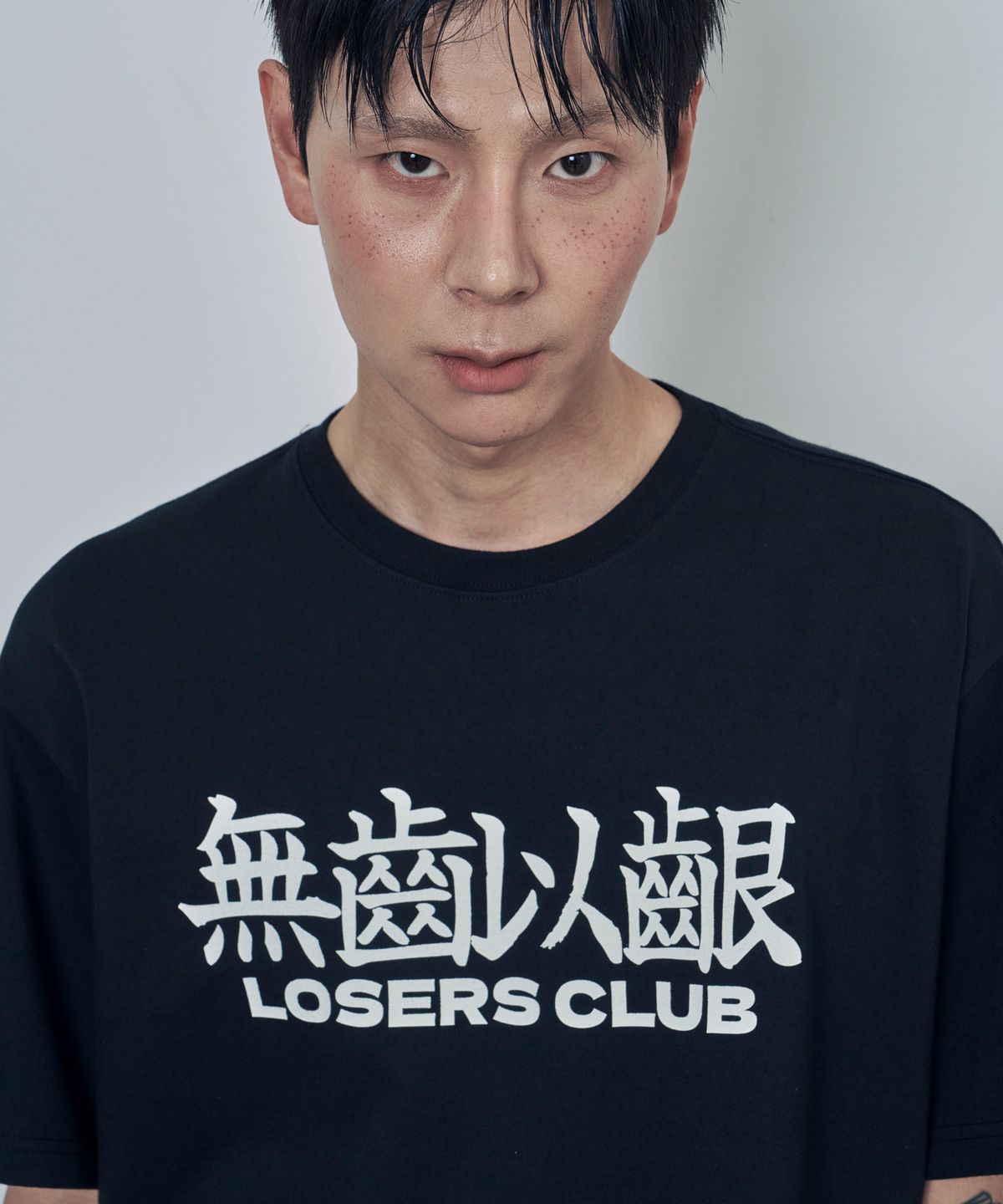 루저스클럽(LOSERS CLUB) 無齒以齗 로고 반팔티셔츠 블랙