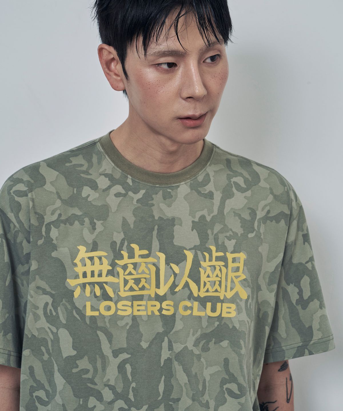 루저스클럽(LOSERS CLUB) 無齒以齗 로고 반팔티셔츠 카모