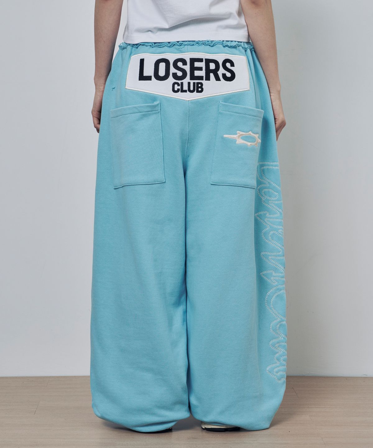 루저스클럽(LOSERS CLUB) 스크립트 로고 와이드 스웻팬츠 스카이블루