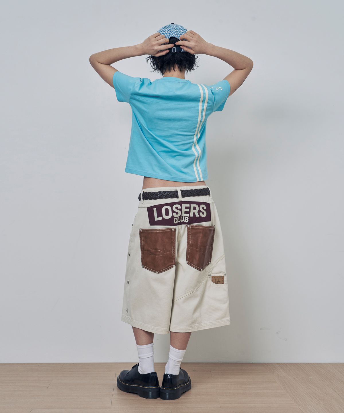 루저스클럽(LOSERS CLUB) 레더 패치 스타 스터드 버뮤다 데님팬츠 아이보리