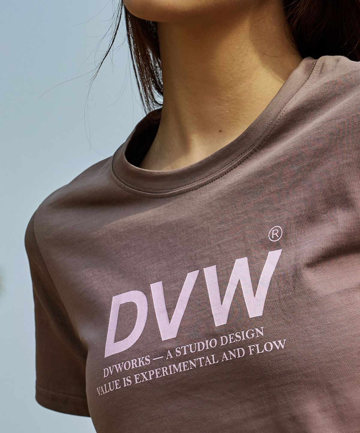 데비웨어(DEVIWEAR) DVW 로고 반팔티 DEVI-T0154-코코아
