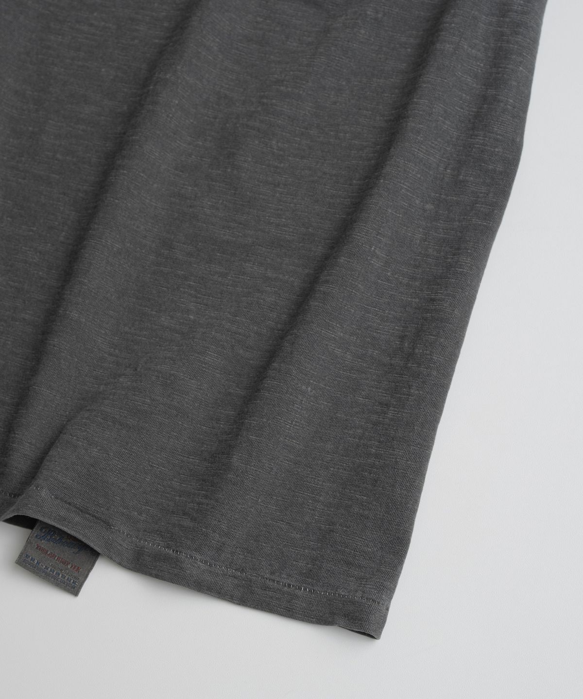비헤비어(BEHEAVYER) 19XX GRAPHIC TUBLAR T-SHIRTS charcoal