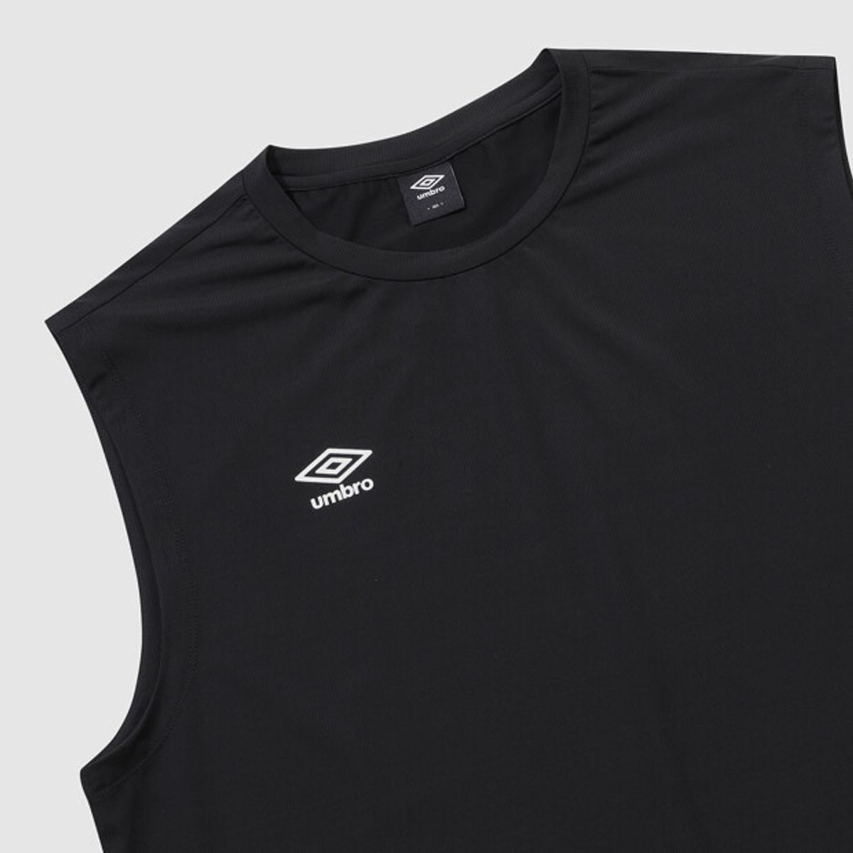 엄브로(UMBRO) [COOLING] 슬로우킥 냉감 메쉬 레터링 슬리브리스 티셔츠 블랙 UR221SSL53