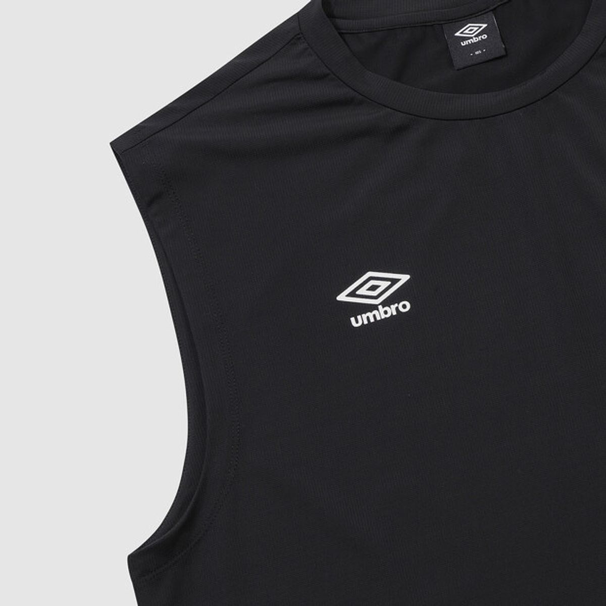 엄브로(UMBRO) [COOLING] 슬로우킥 냉감 메쉬 레터링 슬리브리스 티셔츠 블랙 UR221SSL53