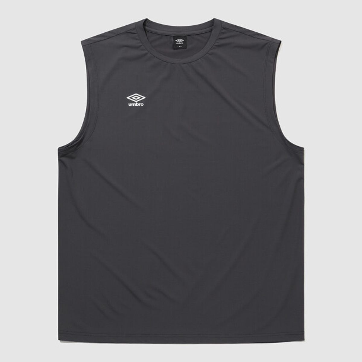 엄브로(UMBRO) [COOLING] 슬로우킥 냉감 메쉬 레터링 슬리브리스 티셔츠 차콜 UR221SSL53