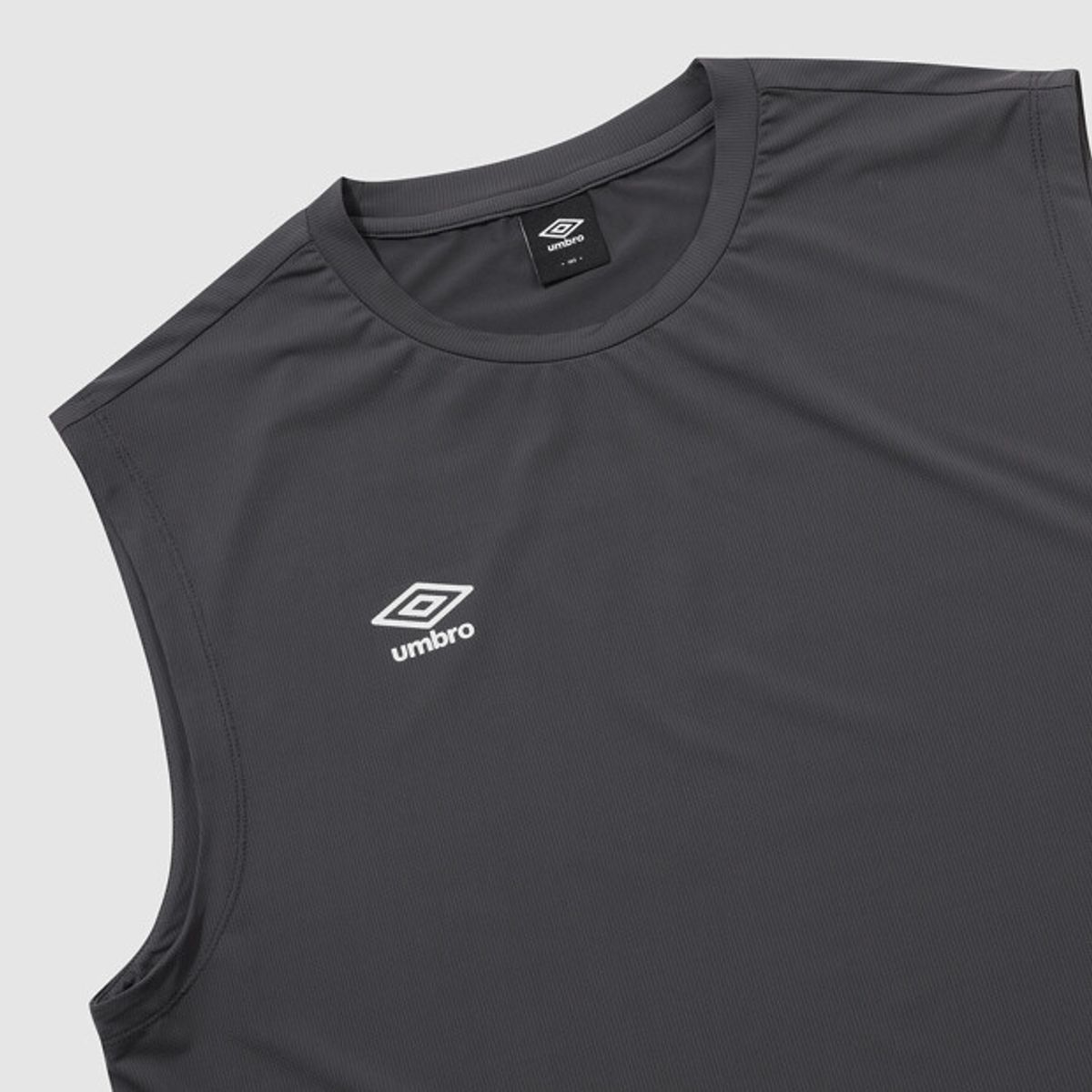엄브로(UMBRO) [COOLING] 슬로우킥 냉감 메쉬 레터링 슬리브리스 티셔츠 차콜 UR221SSL53