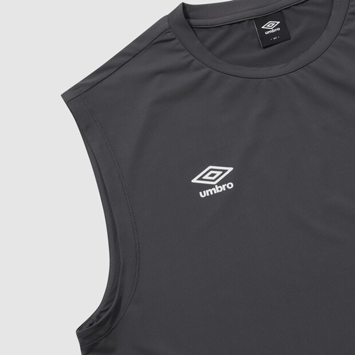 엄브로(UMBRO) [COOLING] 슬로우킥 냉감 메쉬 레터링 슬리브리스 티셔츠 차콜 UR221SSL53