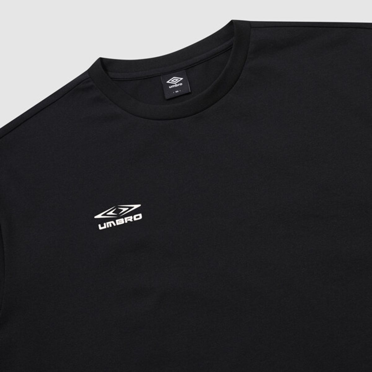 엄브로(UMBRO) [QUICK-DRY] 슬로우킥 히트맵 로고 프레쉬 반팔 티셔츠 블랙 UR221SRS54