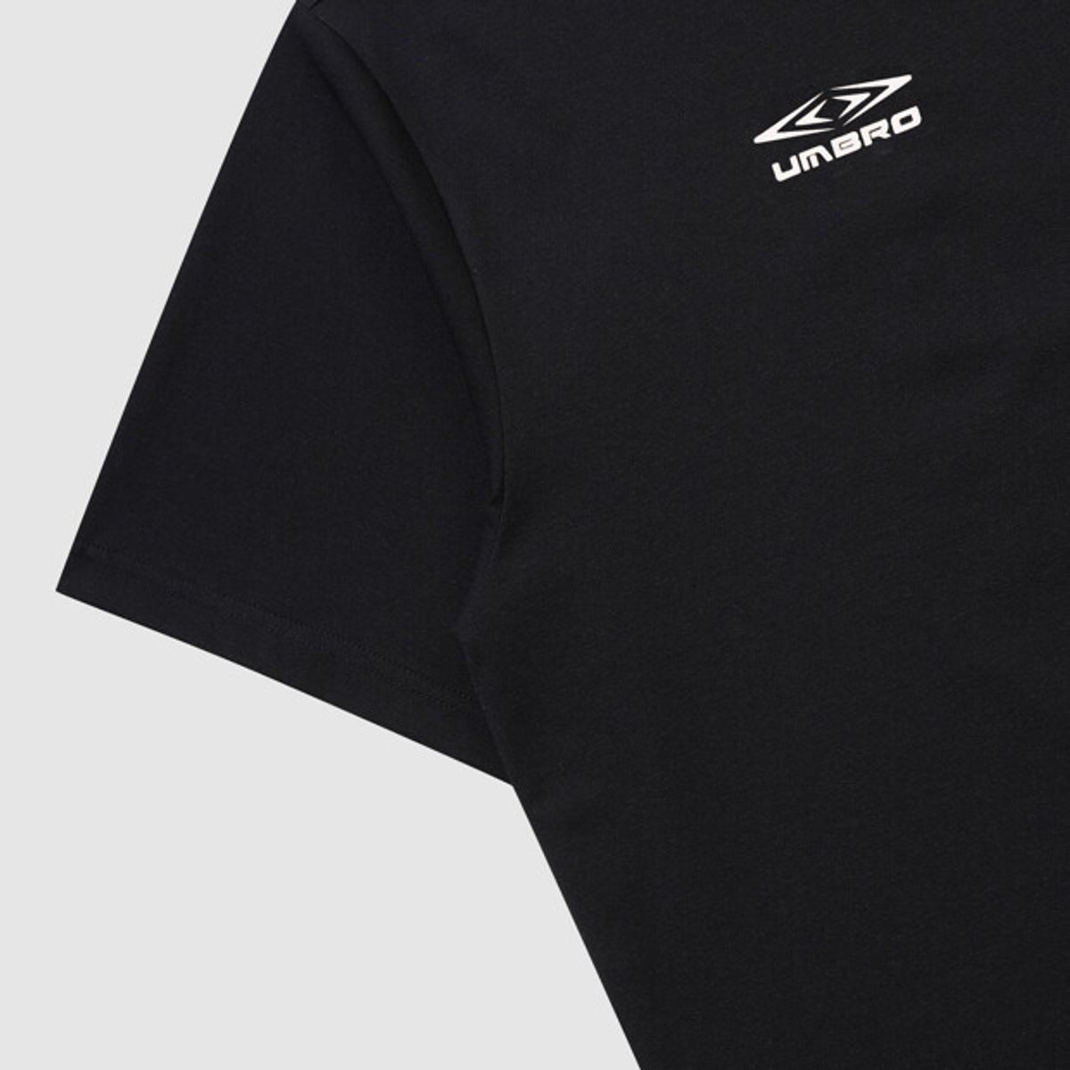 엄브로(UMBRO) [QUICK-DRY] 슬로우킥 히트맵 로고 프레쉬 반팔 티셔츠 블랙 UR221SRS54