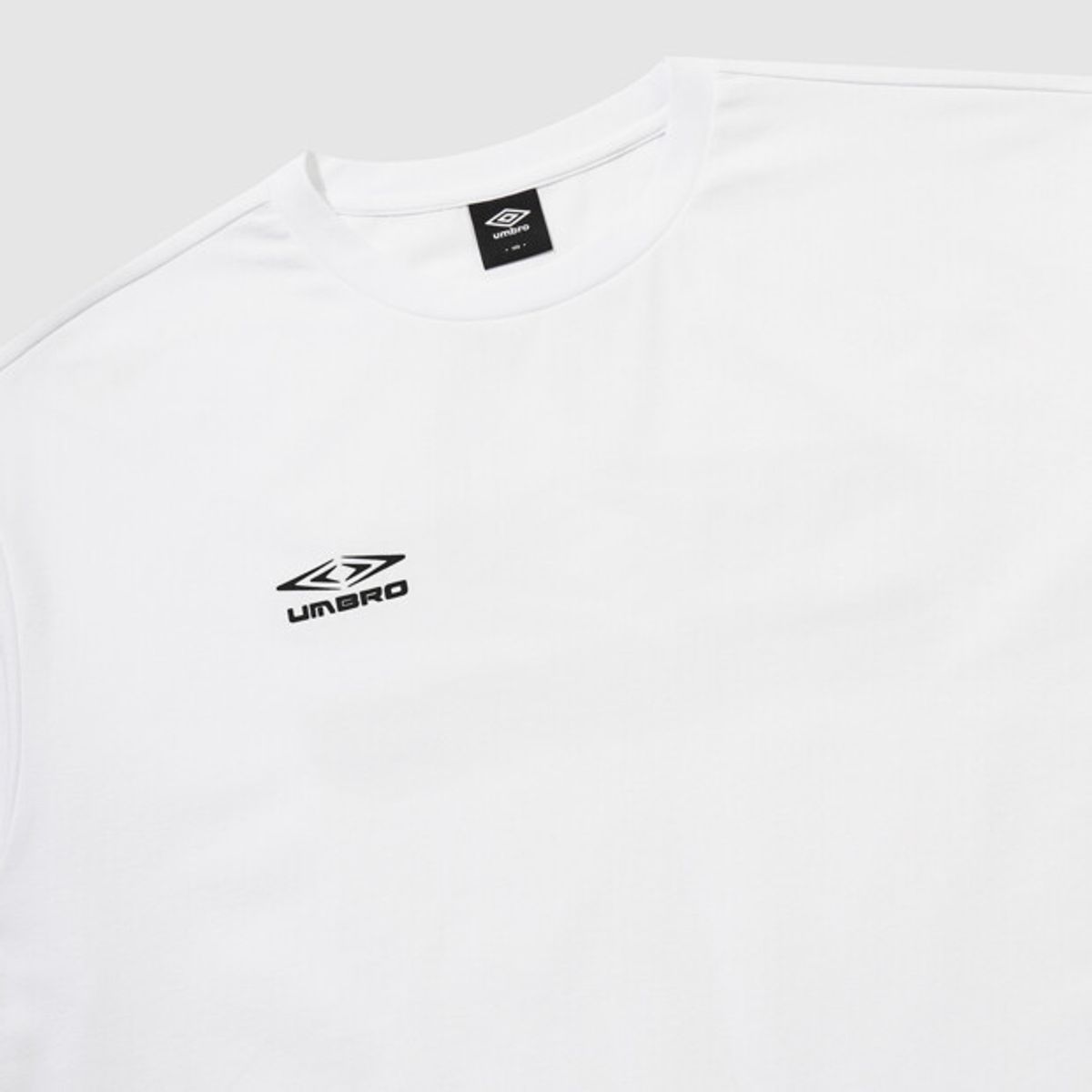 엄브로(UMBRO) [QUICK-DRY] 슬로우킥 히트맵 로고 프레쉬 반팔 티셔츠 화이트 UR221SRS54