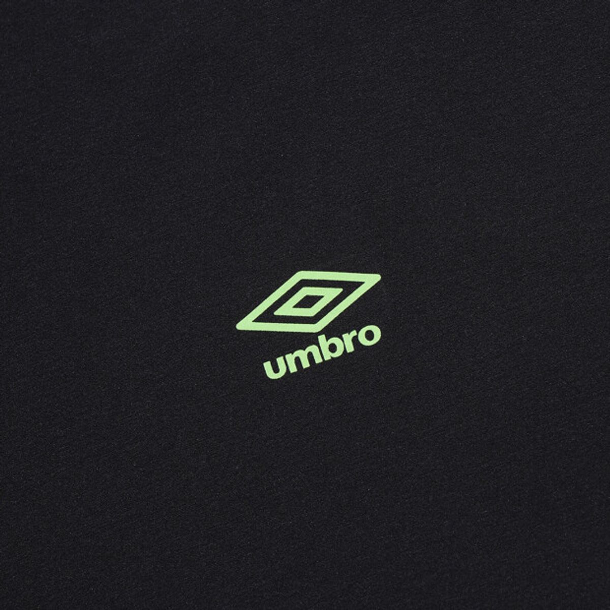 엄브로(UMBRO) [QUICK-DRY] 슬로우킥 프레쉬 레터링 반팔 티셔츠 블랙 UR221SRS51