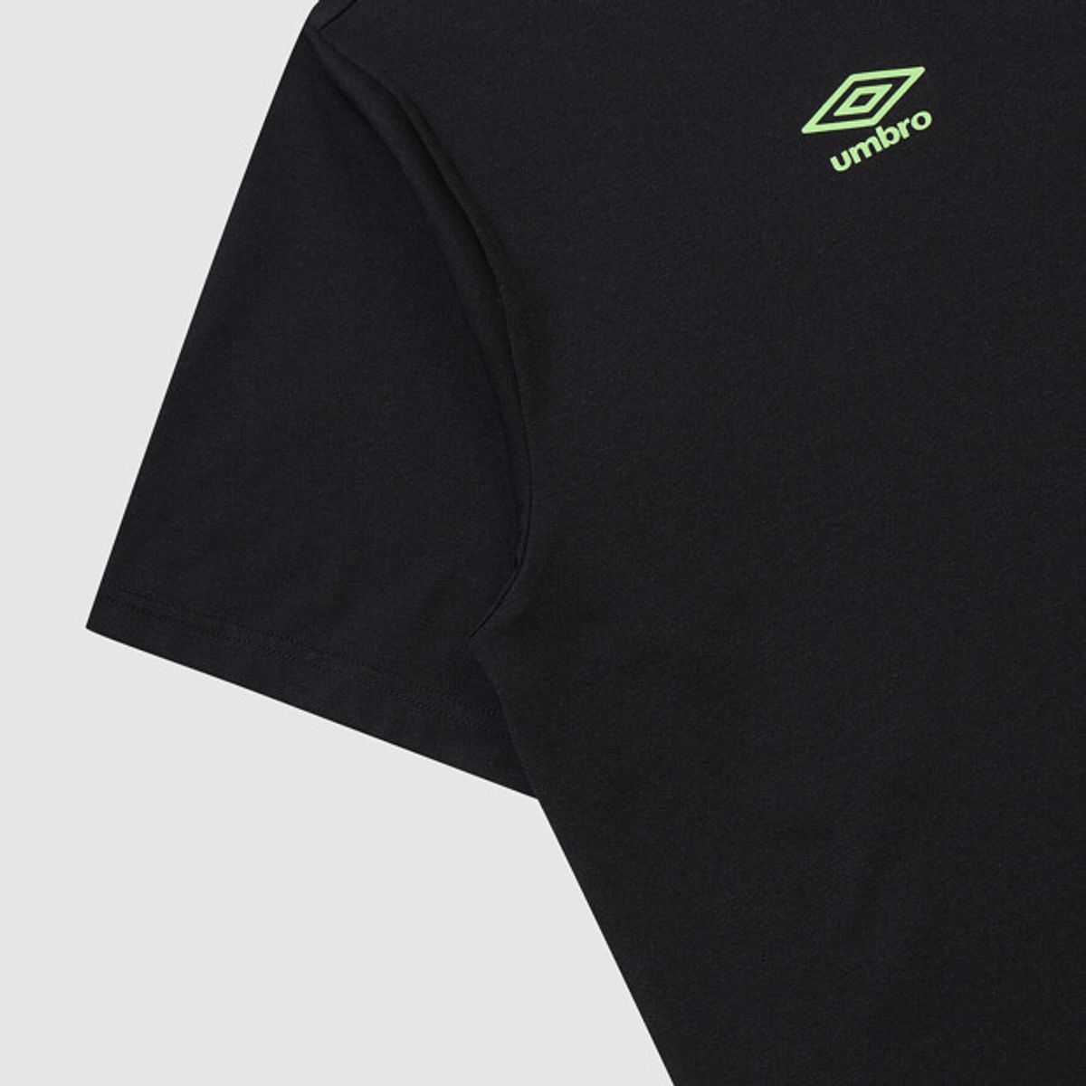 엄브로(UMBRO) [QUICK-DRY] 슬로우킥 프레쉬 레터링 반팔 티셔츠 블랙 UR221SRS51