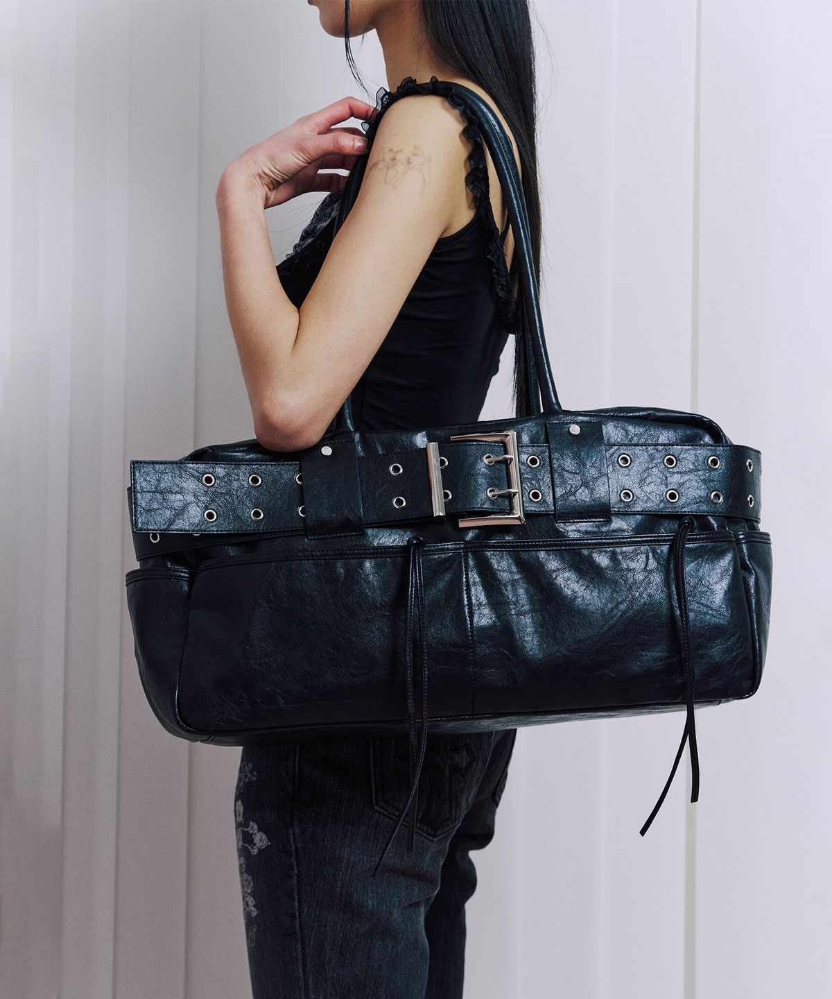 일리오(ILLIO) Black Eyelet belt Boston bag