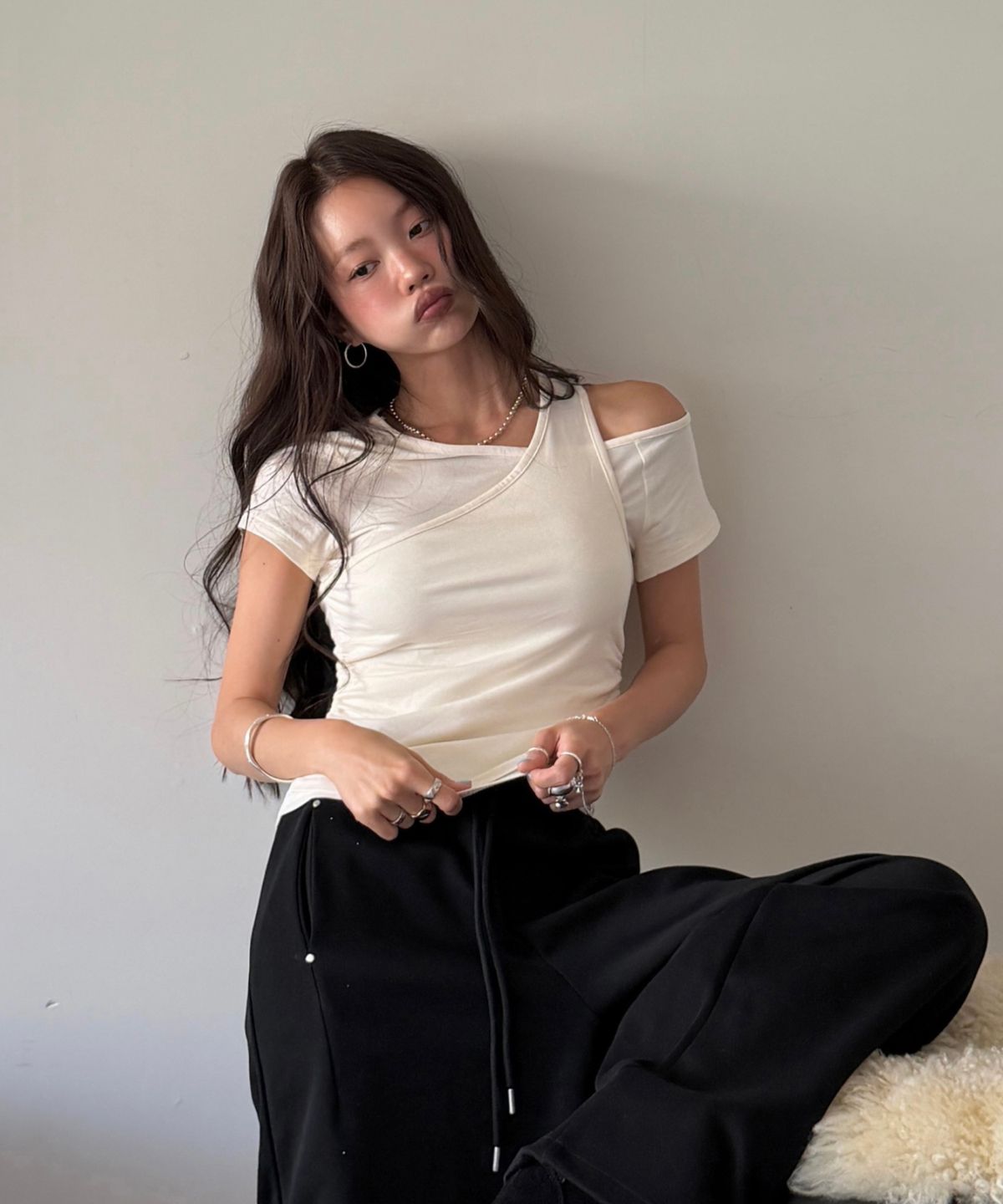 미쏘(MIXXO) 언발 레이어드 반팔 티셔츠_MIWHWG506A