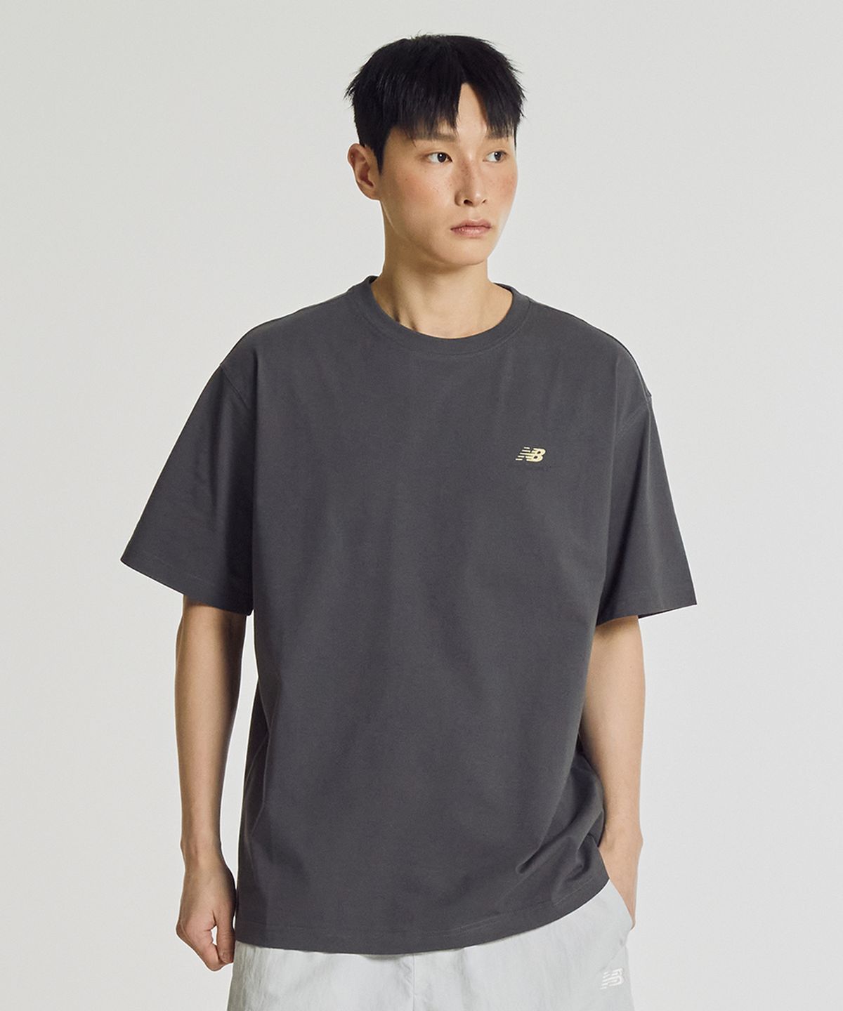 뉴발란스(NEW BALANCE) NBNEG31663 / UNI 써니 레이니 레터링 반팔티 (CHARCOAL)