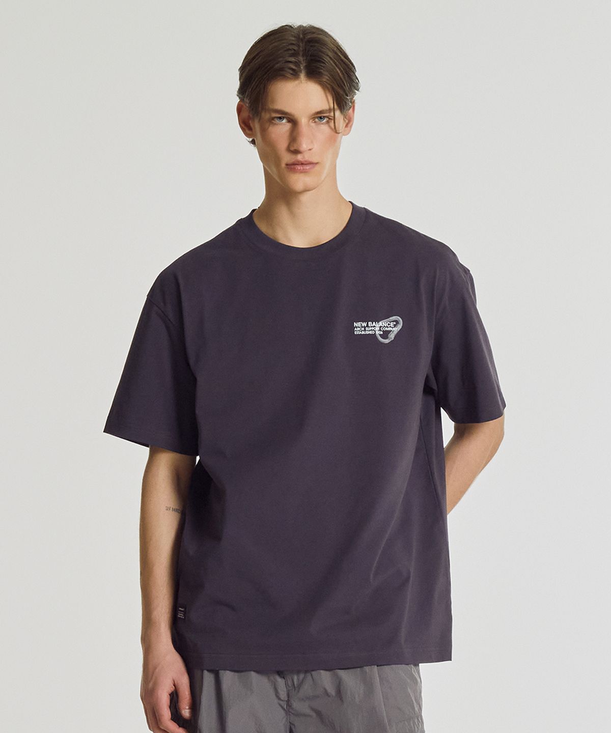 뉴발란스(NEW BALANCE) NBNEG21543 / UNI 트랙 클럽 카라비너 그래픽 반팔티(D/PURPLE)