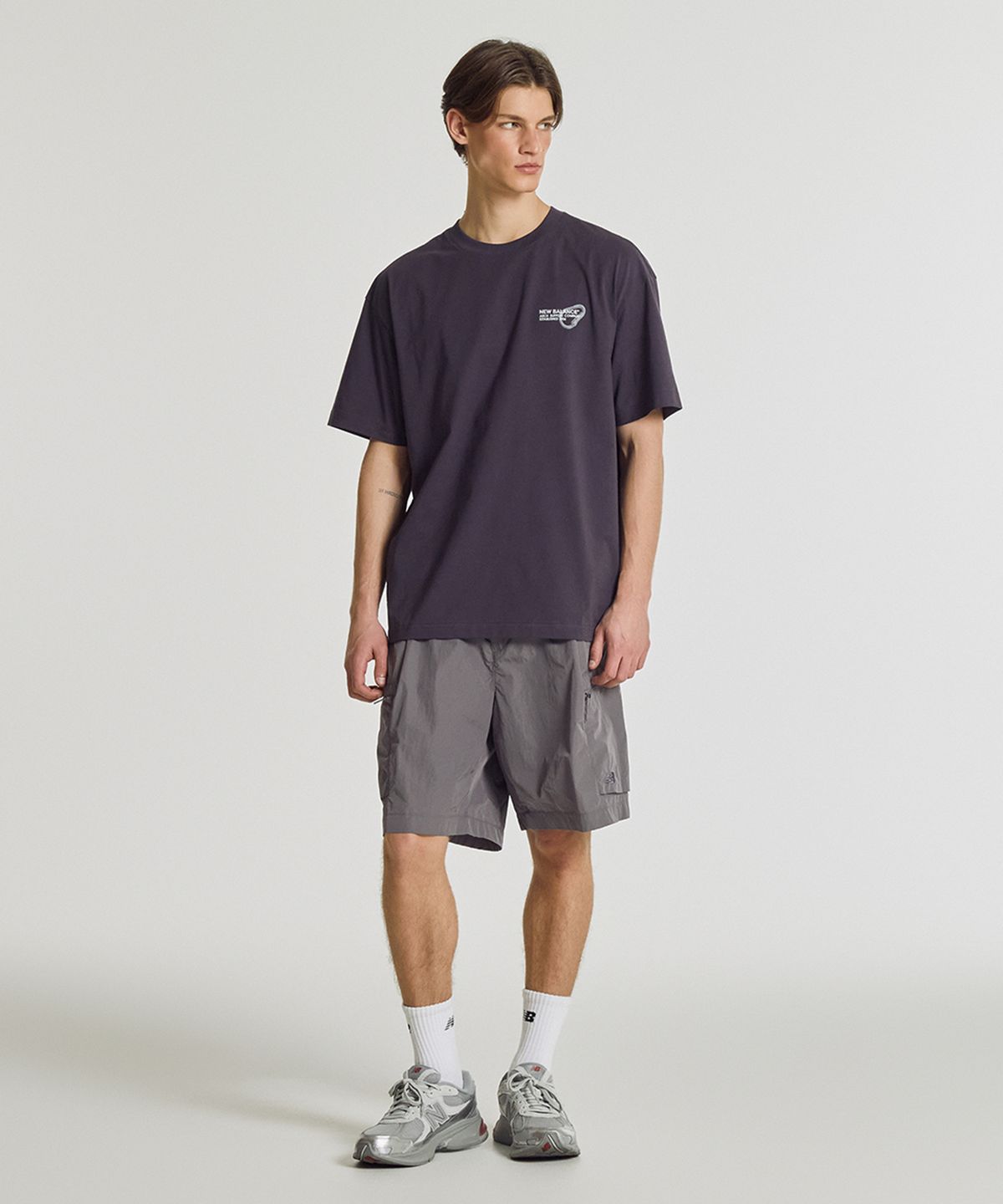 뉴발란스(NEW BALANCE) NBNEG21543 / UNI 트랙 클럽 카라비너 그래픽 반팔티(D/PURPLE)