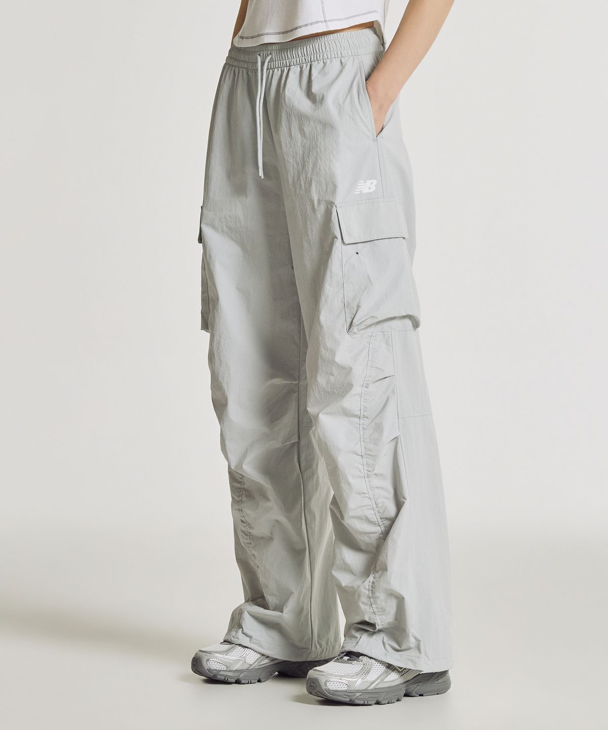뉴발란스(NEW BALANCE) NBNTG2W412 / WOMEN 에센셜 경량 우븐 카고 와이드 팬츠 (GRAY)