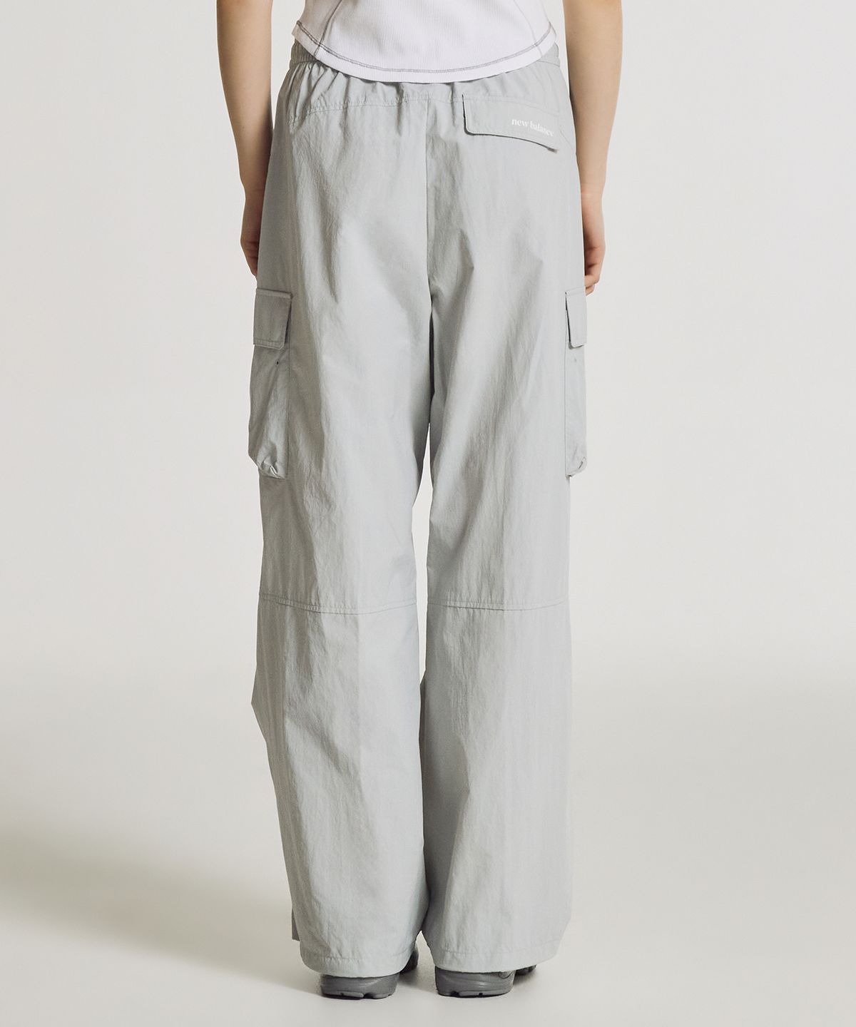 뉴발란스(NEW BALANCE) NBNTG2W412 / WOMEN 에센셜 경량 우븐 카고 와이드 팬츠 (GRAY)