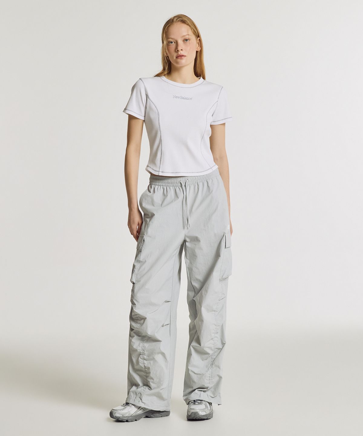 뉴발란스(NEW BALANCE) NBNTG2W412 / WOMEN 에센셜 경량 우븐 카고 와이드 팬츠 (GRAY)