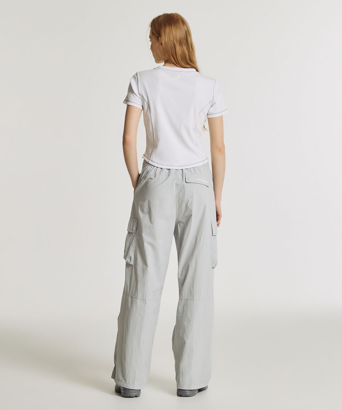 뉴발란스(NEW BALANCE) NBNTG2W412 / WOMEN 에센셜 경량 우븐 카고 와이드 팬츠 (GRAY)