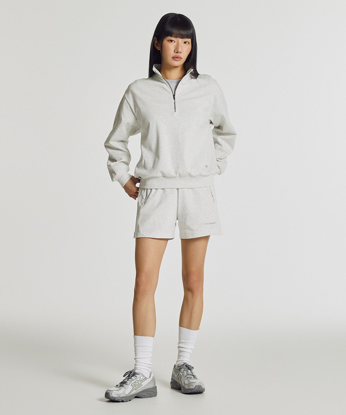 뉴발란스(NEW BALANCE) NBNCG2W122 / WOMEN 에센셜 쿼터집 (LIGHT GRAY)
