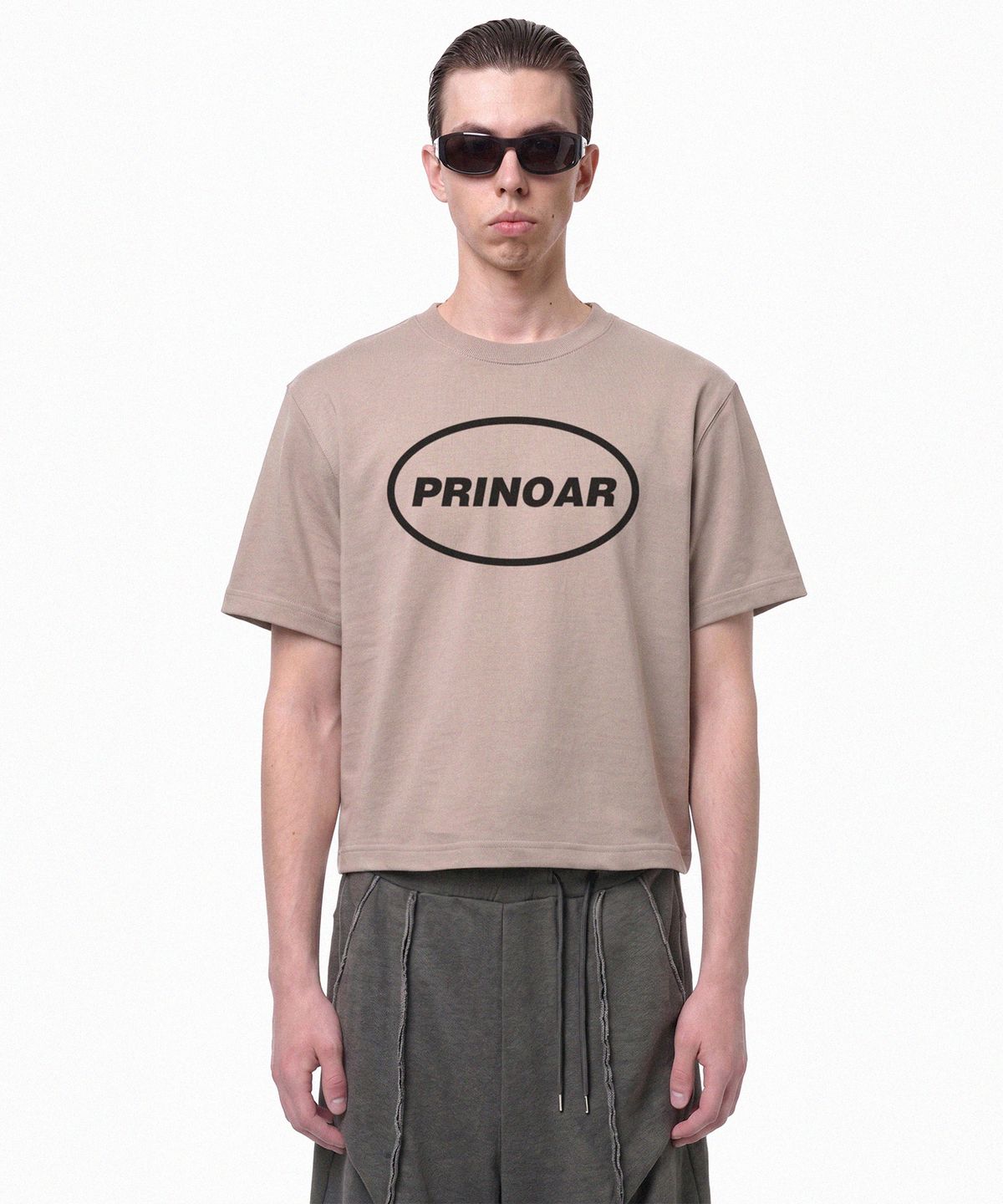 프리노어(PRINOAR) 서클 로고 세미 크롭 반팔 티셔츠 - 진저베이지