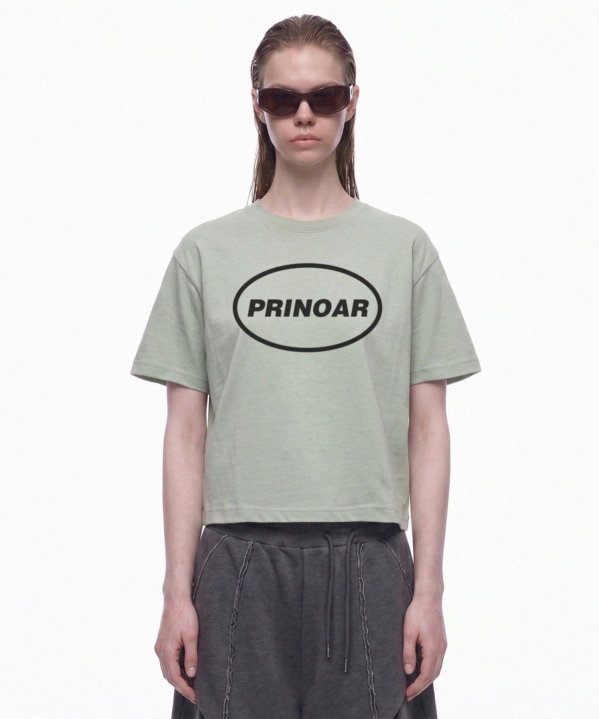 프리노어(PRINOAR) 서클 로고 세미 크롭 반팔 티셔츠 - 메도우 미스트