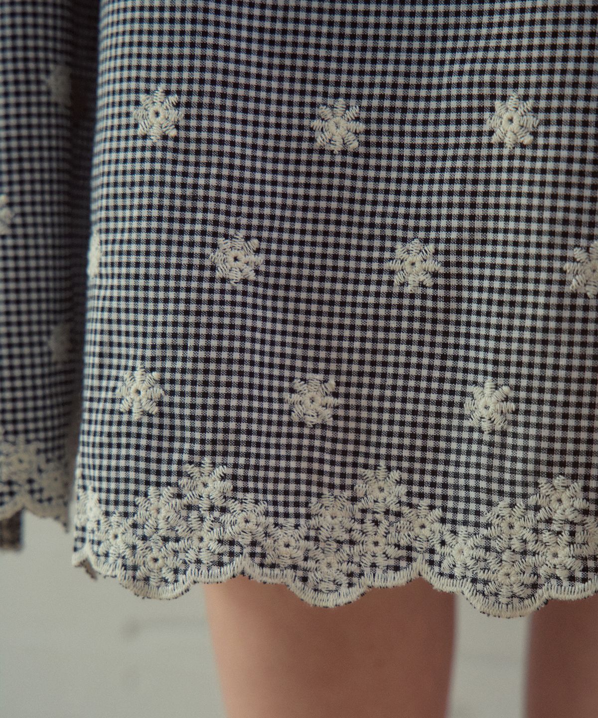 아우어노스텔지아(OURNOSTALGIA) Prairie Flower Check Embroidered Skirt_Black(OB6SK07)