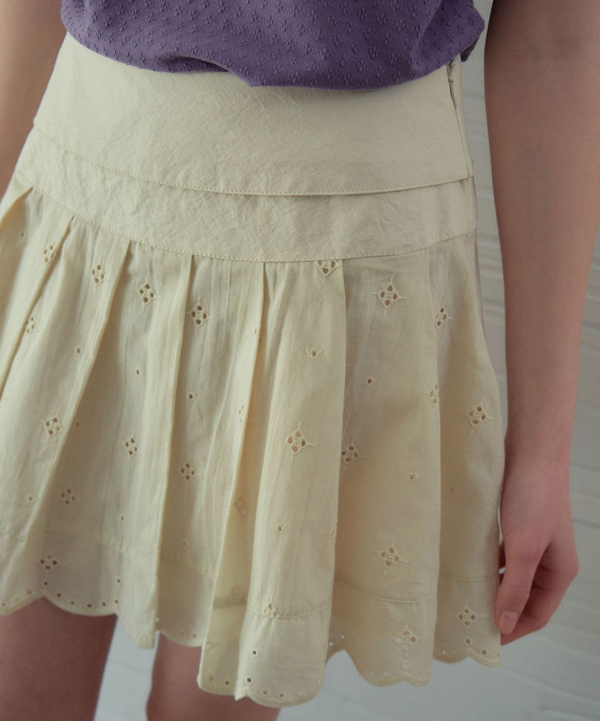 아우어노스텔지아(OURNOSTALGIA) Eyelet Pleated Skirt_Cream(OB6SK09)
