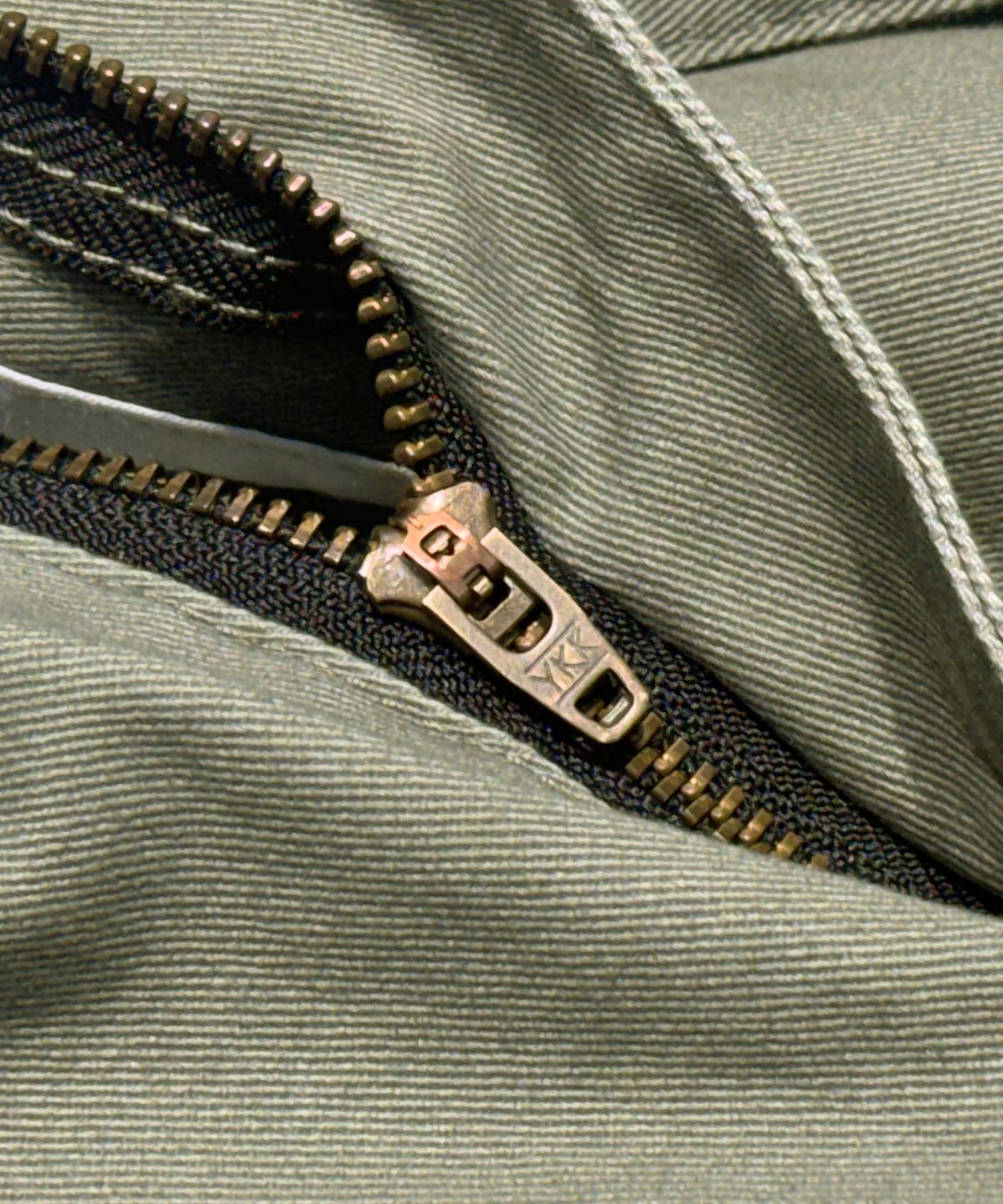 스티그마(STIGMA) WASHED BELT CURVED PANTS KHAKI