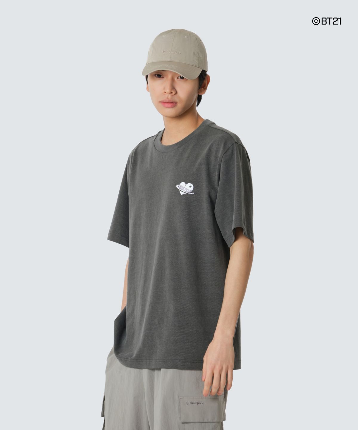 스노우피크 어패럴(SNOWPEAK APPAREL) [스노우피크 I BT21] 그래픽 반팔 티셔츠 (S26MUFTS90) Dark Charcoal