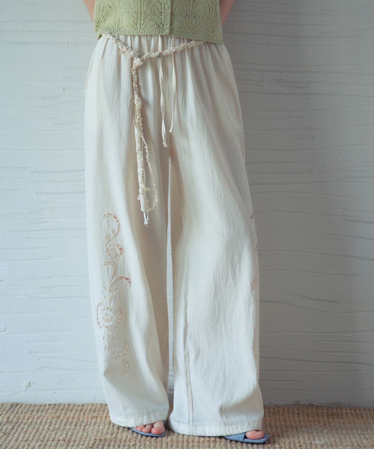 아우어노스텔지아(OURNOSTALGIA) Rose Embroidered Wide Pants_Cream(OB6PT05)