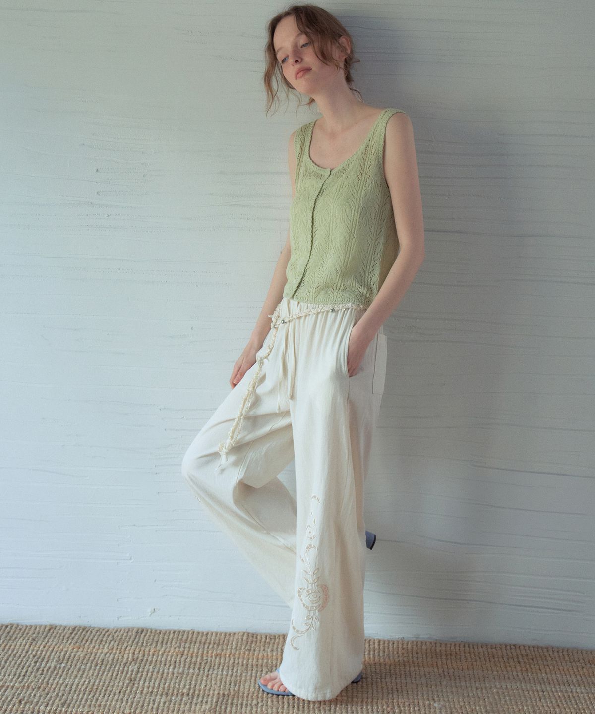 아우어노스텔지아(OURNOSTALGIA) Rose Embroidered Wide Pants_Cream(OB6PT05)
