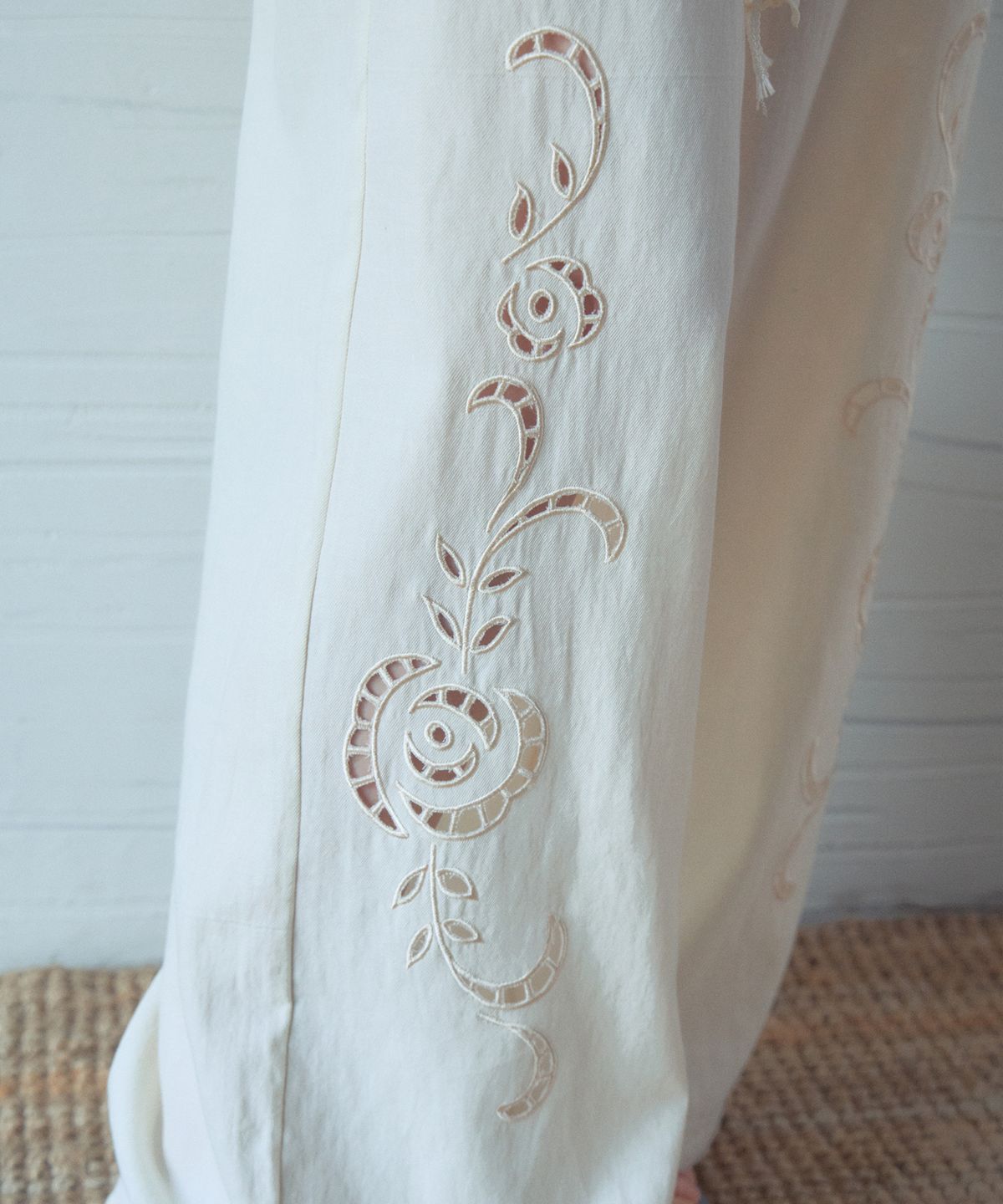 아우어노스텔지아(OURNOSTALGIA) Rose Embroidered Wide Pants_Cream(OB6PT05)