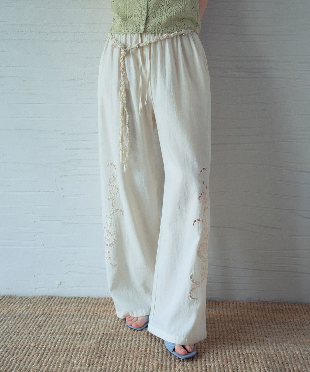 아우어노스텔지아(OURNOSTALGIA) Rose Embroidered Wide Pants_Cream(OB6PT05)
