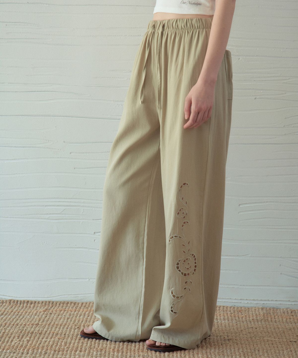 아우어노스텔지아(OURNOSTALGIA) Rose Embroidered Wide Pants_Dark Green(OB6PT05)