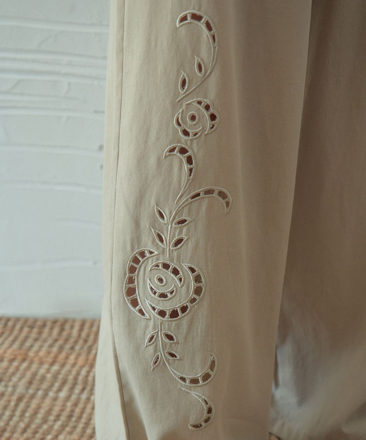 아우어노스텔지아(OURNOSTALGIA) Rose Embroidered Wide Pants_Dark Green(OB6PT05)